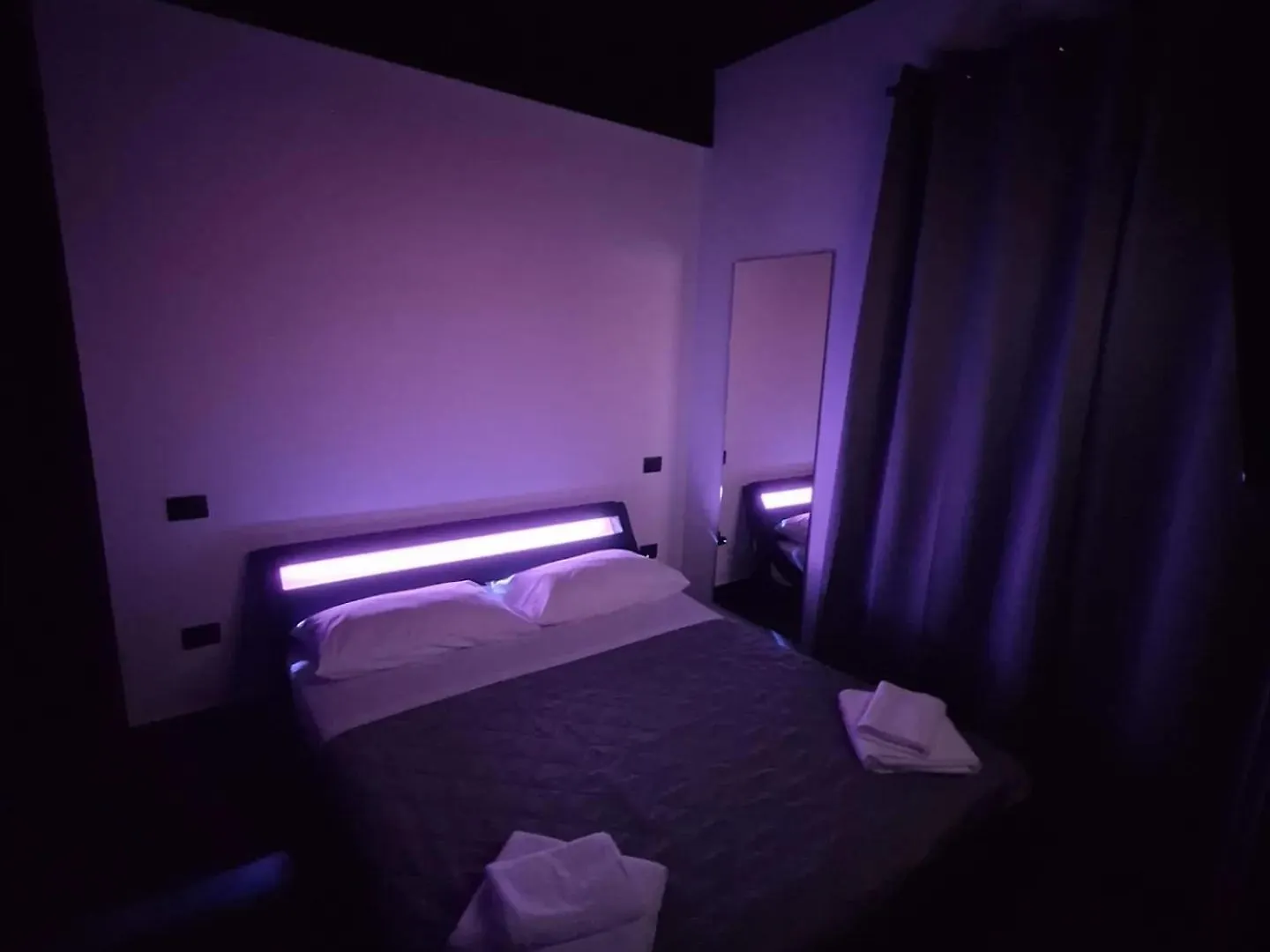 Dark & Light Rooms & Luxury Suites كاتانيا 0*,