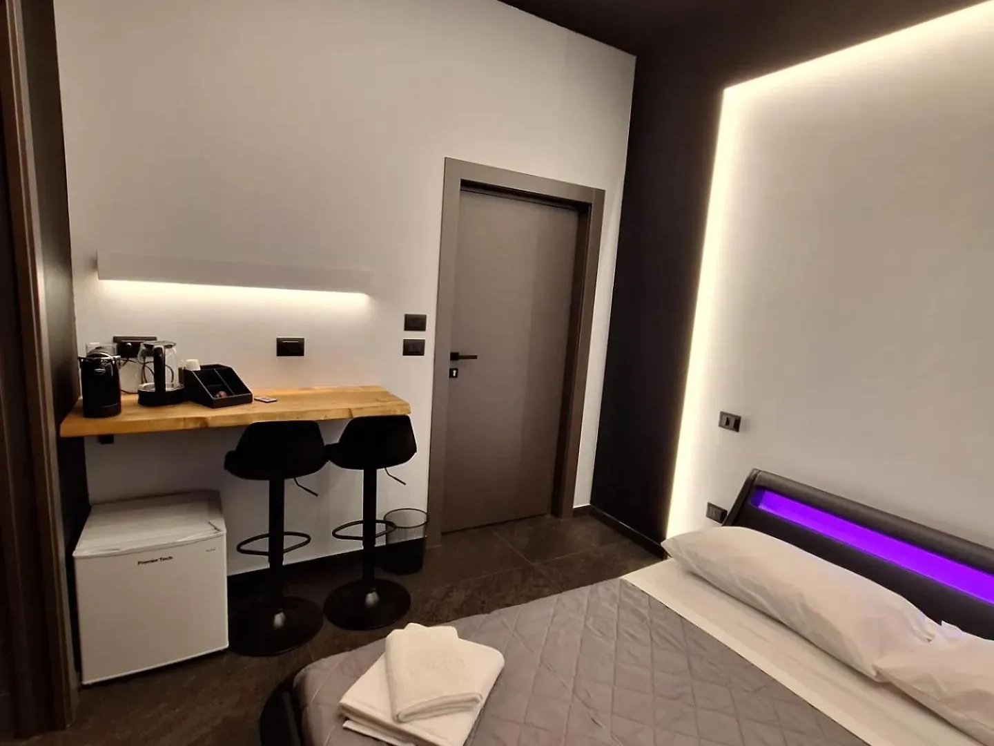 Dark & Light Rooms & Luxury Suites Katánie