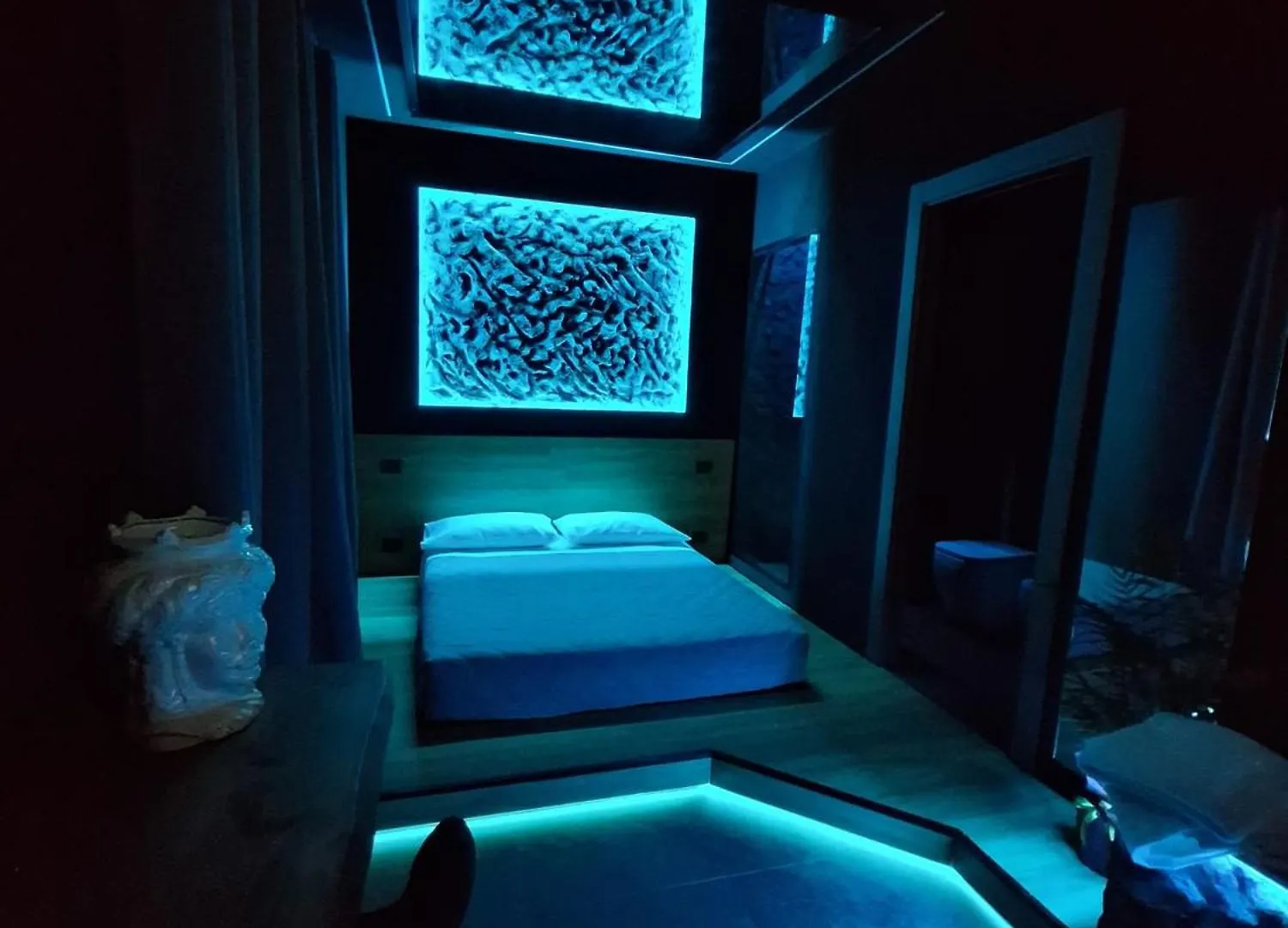 Dark & Light Rooms & Luxury Suites Katánie Penzion